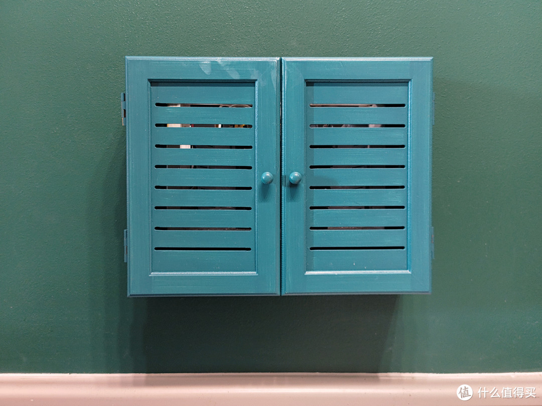 左边门上的白色没有油漆。