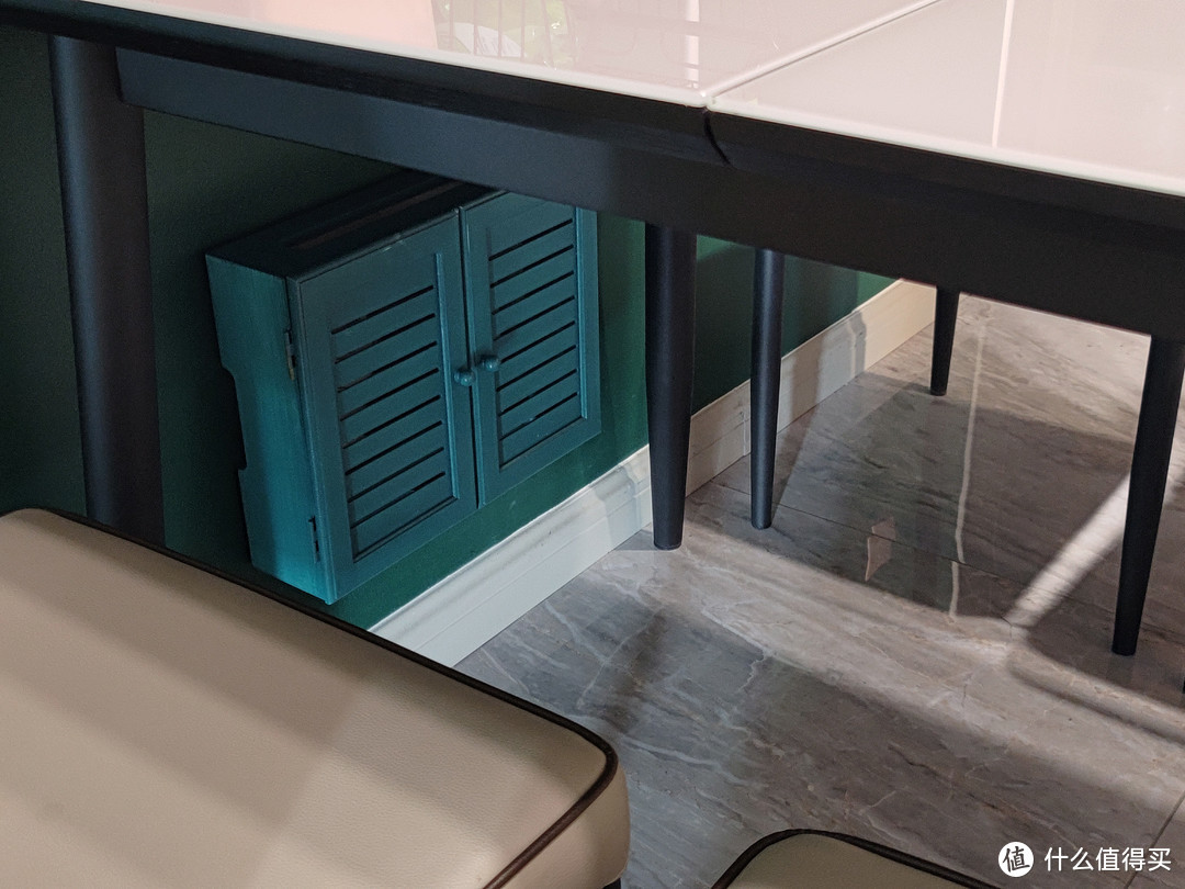 放在餐桌下面的