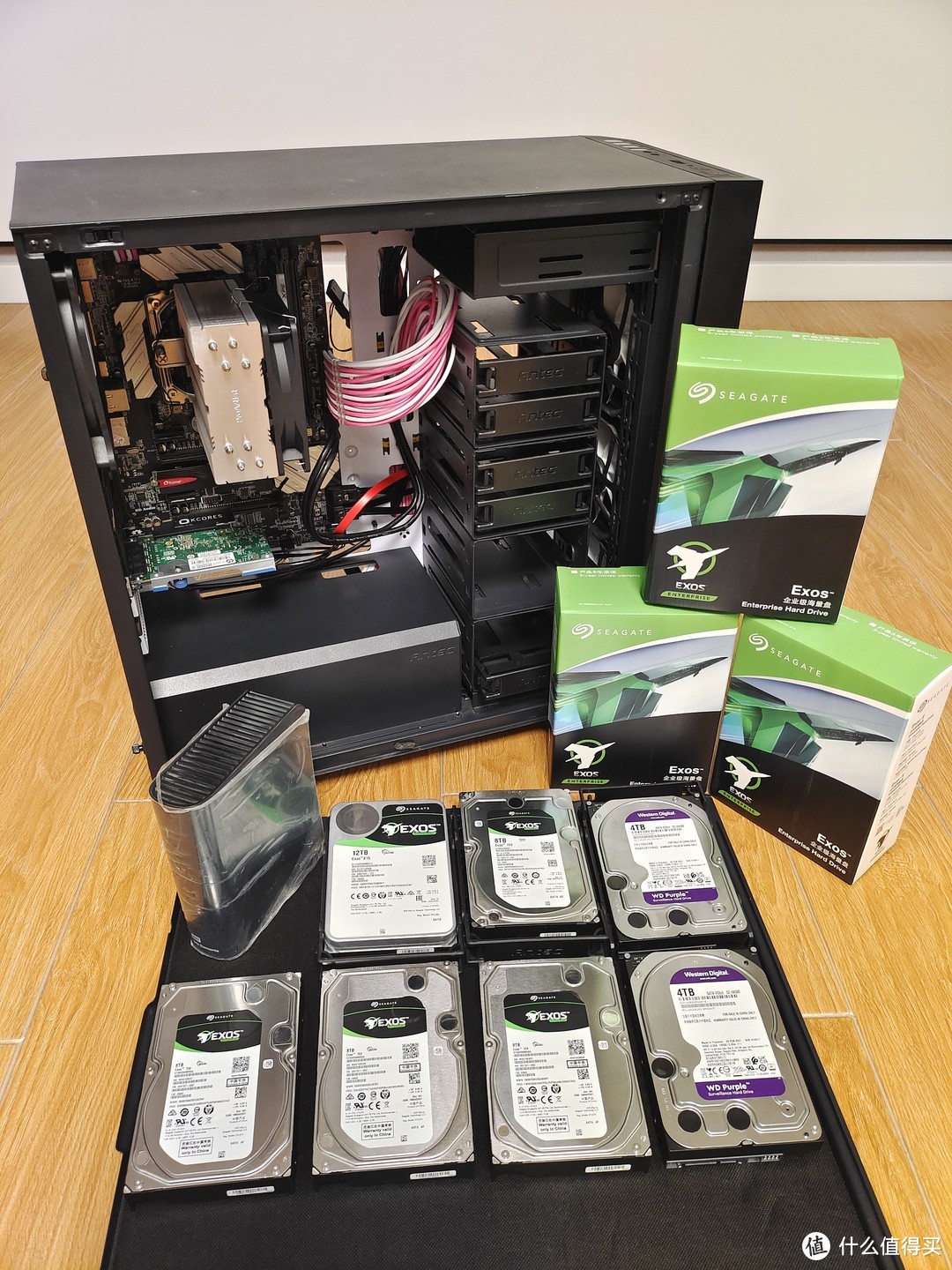 ▲硬盘与机箱合影