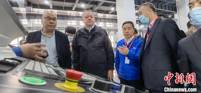 西高地是由甘肃建造的:发明加上“不”,科学家“不少于”。