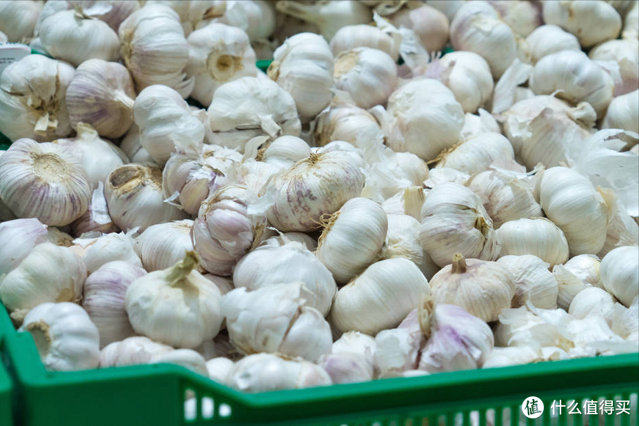 为啥大蒜在超市里不发芽,买回家放几天就长芽了?今天告诉你答案