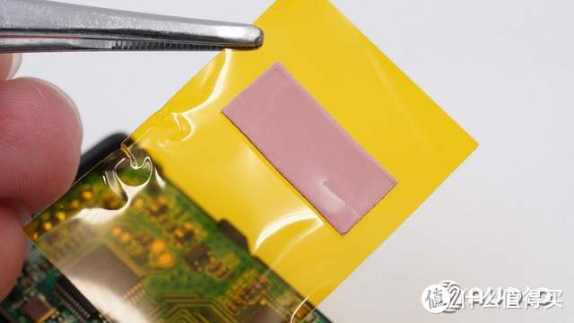 采用动圈式音头，搭载DSP处理芯片，TeslaMic特斯拉麦克风拆解报告