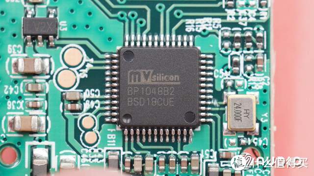 采用动圈式音头，搭载DSP处理芯片，TeslaMic特斯拉麦克风拆解报告