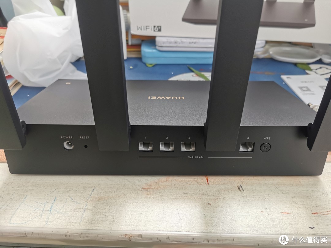 后面的界面较少。 盲塞的支持有限, 缺点在于没有两个 5G 的独立界面或 USB 端口 。