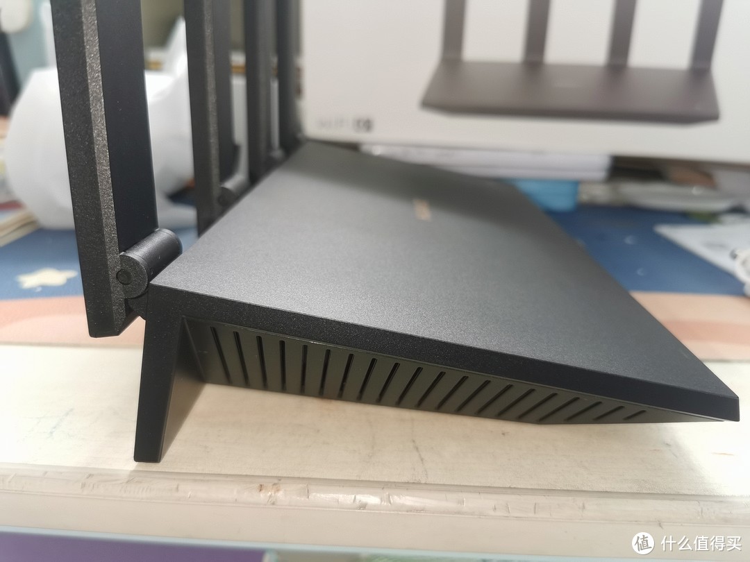 侧面散热孔比较大