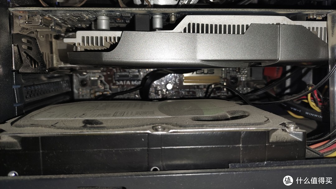 幸运的是,在主板上有一个小插座。