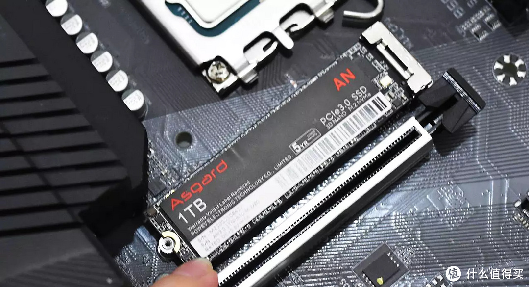 纯白主题，我给自己装了一台intel 12代处理器的电脑主机