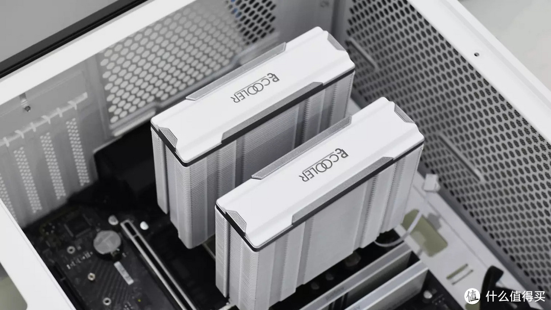 纯白主题，我给自己装了一台intel 12代处理器的电脑主机