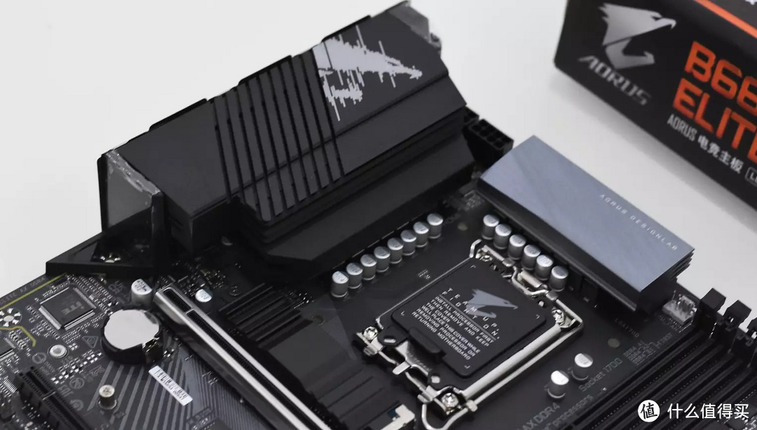 纯白主题，我给自己装了一台intel 12代处理器的电脑主机