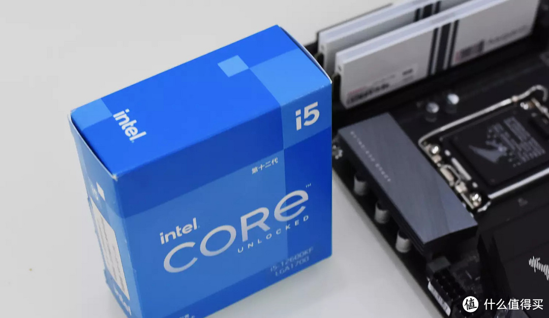 纯白主题，我给自己装了一台intel 12代处理器的电脑主机