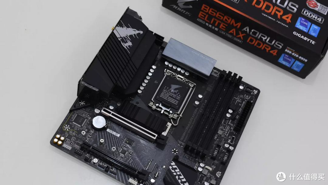 纯白主题，我给自己装了一台intel 12代处理器的电脑主机