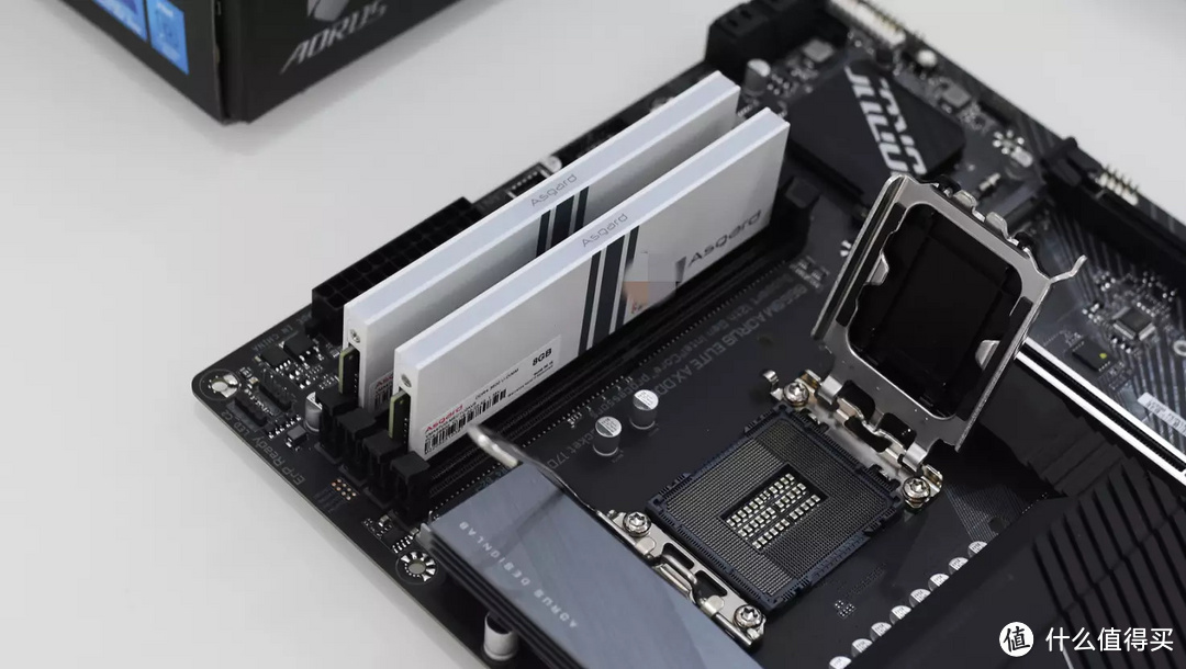 纯白主题，我给自己装了一台intel 12代处理器的电脑主机