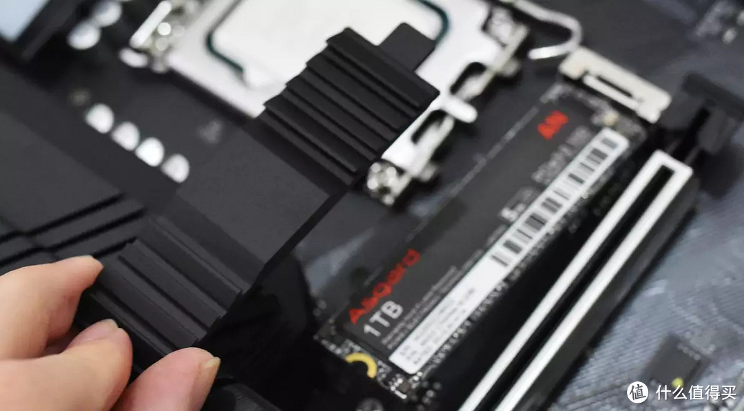 纯白主题，我给自己装了一台intel 12代处理器的电脑主机