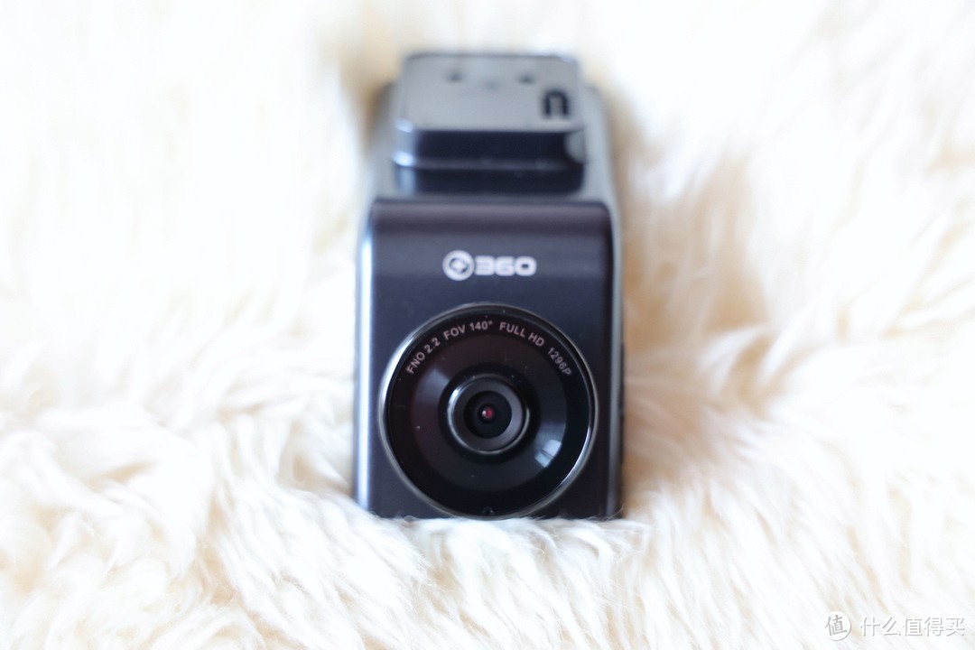 新车主买行车记录仪，300元不知道选谁？这两台『网红』产品实测给你看！