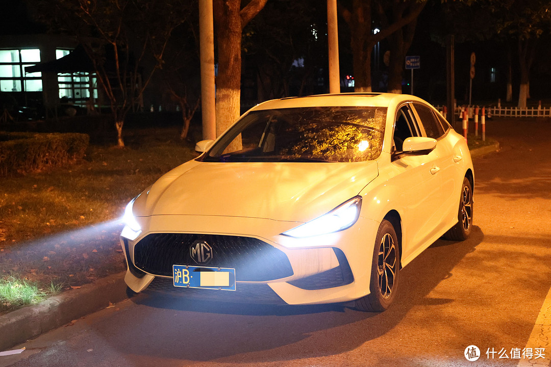 新车主买行车记录仪，300元不知道选谁？这两台『网红』产品实测给你看！