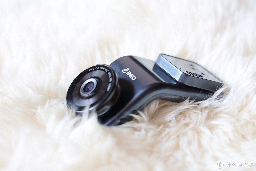新车主买行车记录仪，300元不知道选谁？这两台『网红』产品实测给你看！