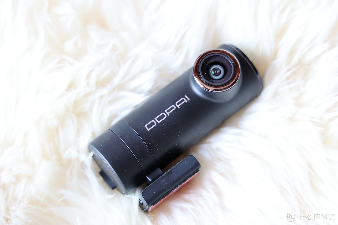 新车主买行车记录仪，300元不知道选谁？这两台『网红』产品实测给你看！