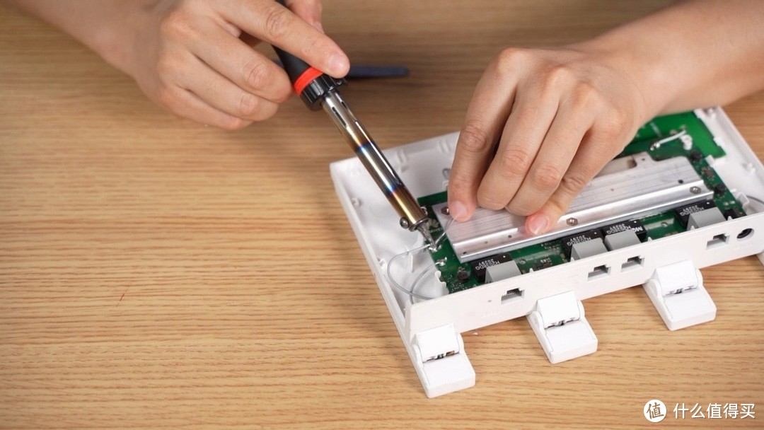 华为AX3Pro路由器DIY拆机换天线，实测信号速率提升明显