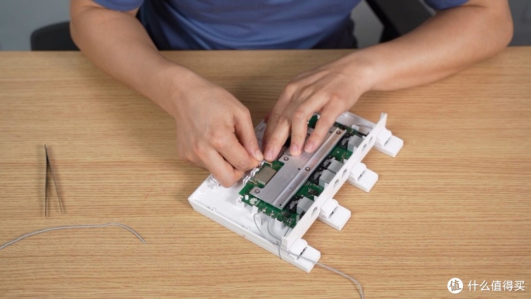 华为AX3Pro路由器DIY拆机换天线，实测信号速率提升明显