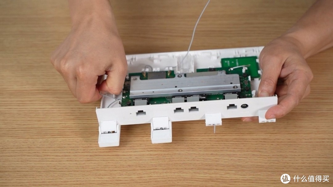 华为AX3Pro路由器DIY拆机换天线，实测信号速率提升明显