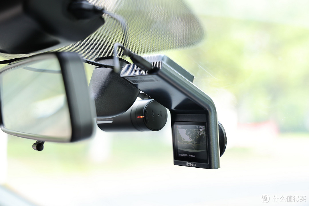 新车主买行车记录仪，300元不知道选谁？这两台『网红』产品实测给你看！