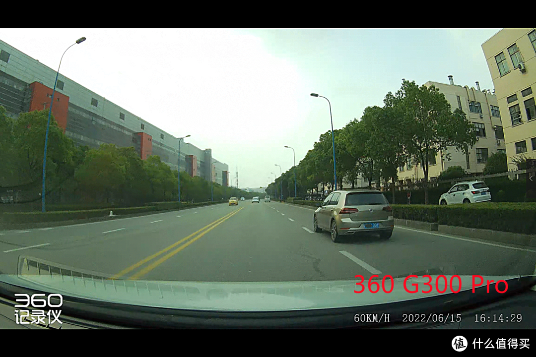新车主买行车记录仪，300元不知道选谁？这两台『网红』产品实测给你看！