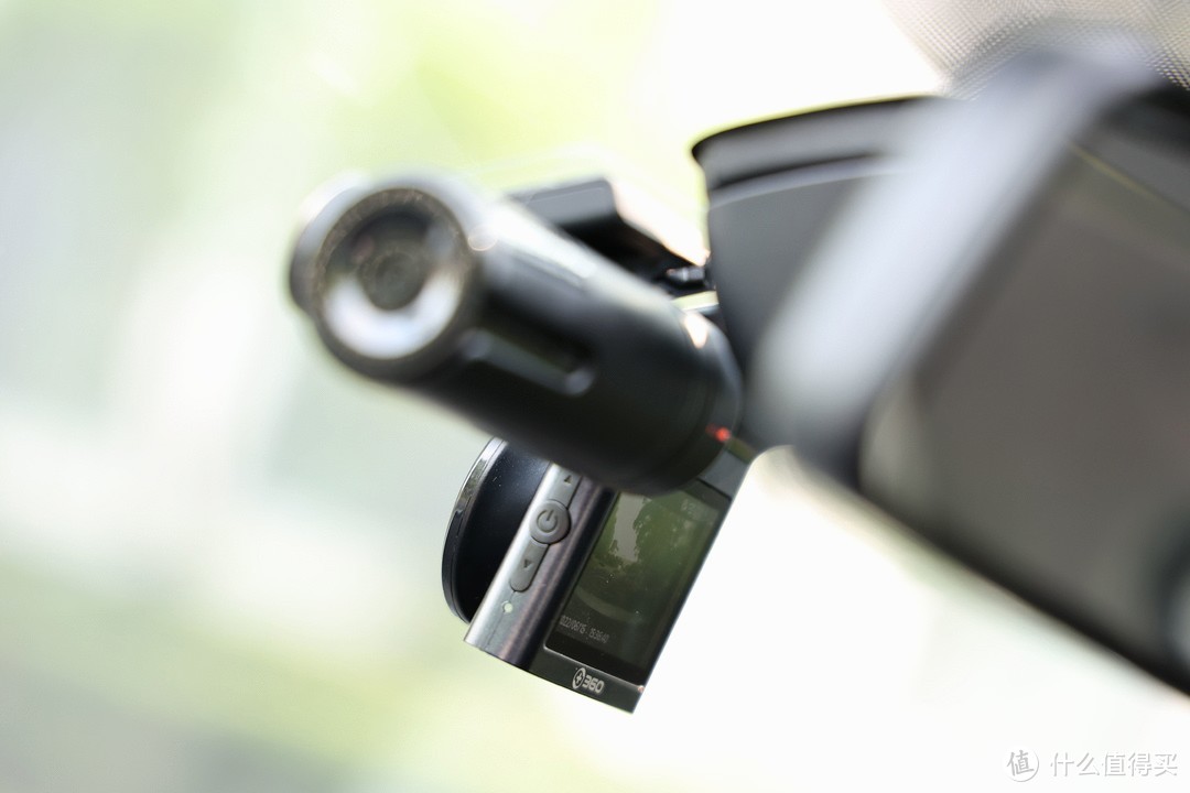新车主买行车记录仪，300元不知道选谁？这两台『网红』产品实测给你看！
