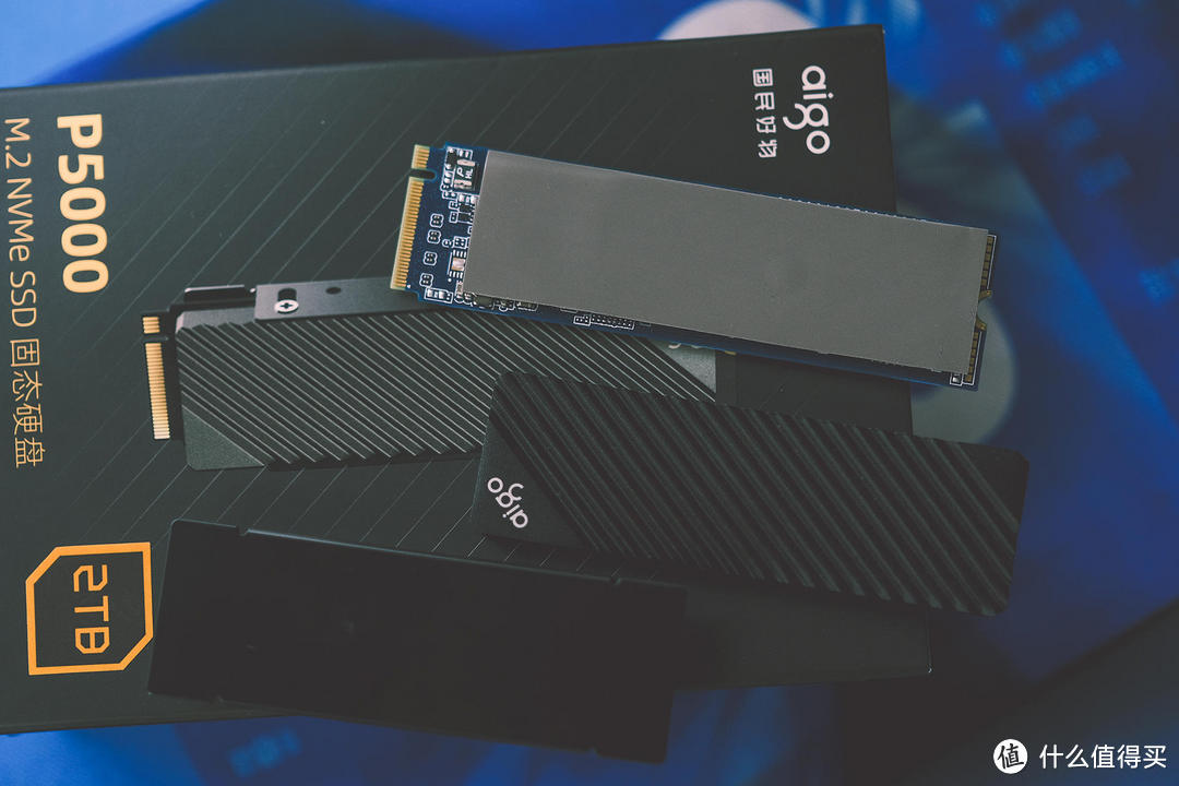 如果你对数据存储速度有需求，可以试试aigo P5000 PCIe4.0固态硬盘