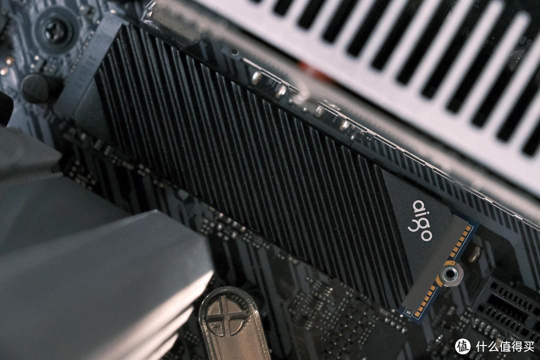 如果你对数据存储速度有需求，可以试试aigo P5000 PCIe4.0固态硬盘