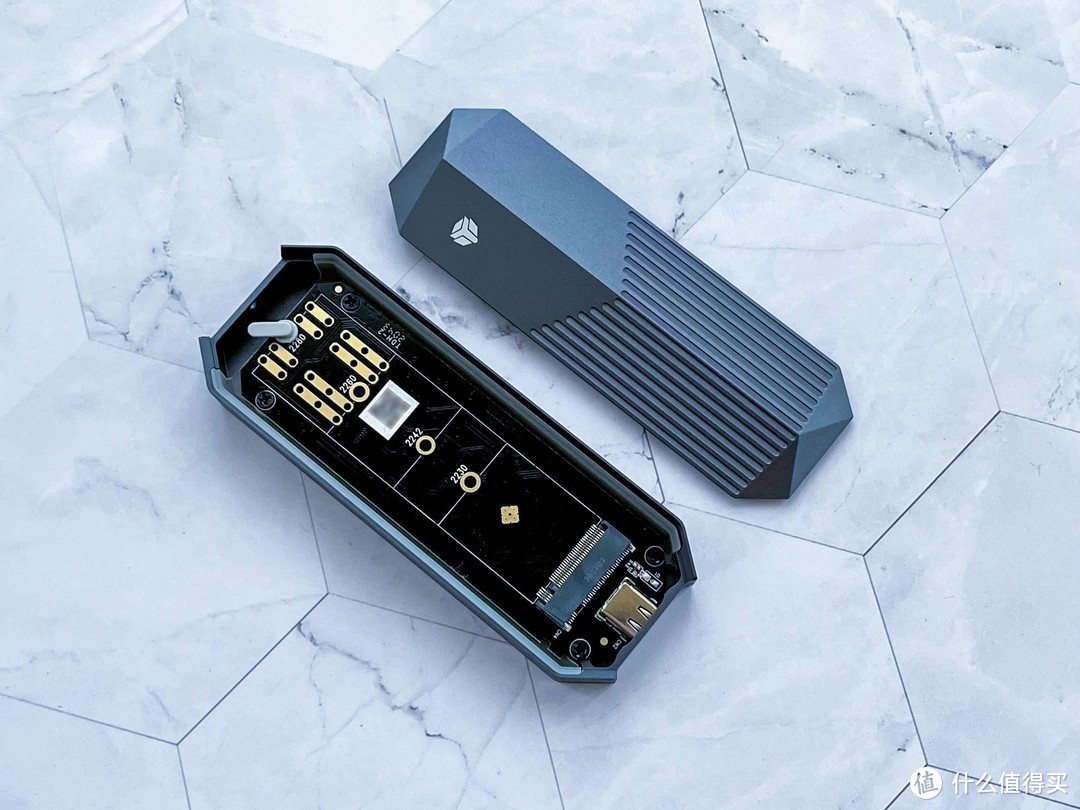 带RGB灯效的硬盘盒，外观颜值在线，读写速度还很不错：Yottamaster WA1-C3硬盘盒开箱和使用体验