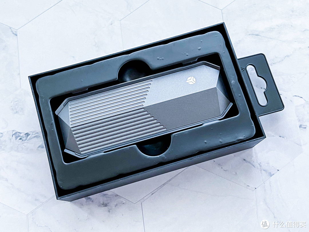 带RGB灯效的硬盘盒，外观颜值在线，读写速度还很不错：Yottamaster WA1-C3硬盘盒开箱和使用体验