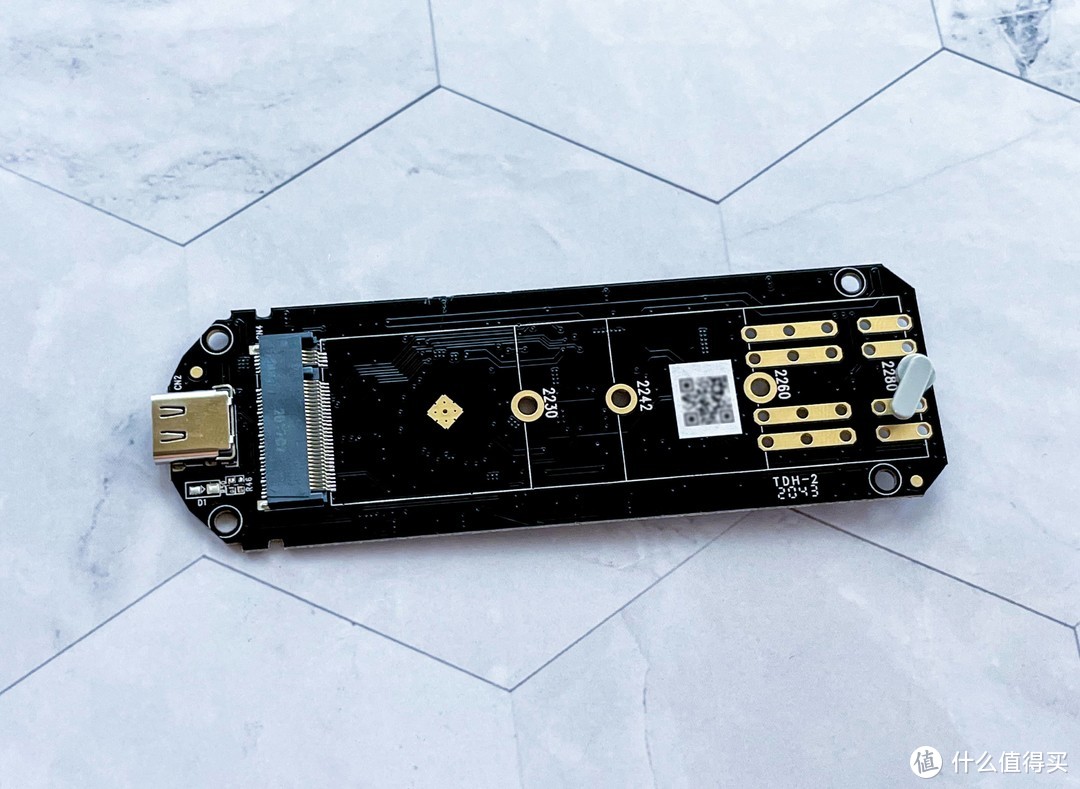 带RGB灯效的硬盘盒，外观颜值在线，读写速度还很不错：Yottamaster WA1-C3硬盘盒开箱和使用体验