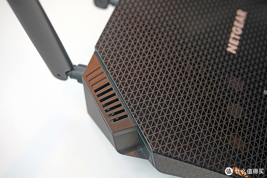 网件RAX10 Wi-Fi 6电竞路由器，降低游戏延时，速度稳定为先