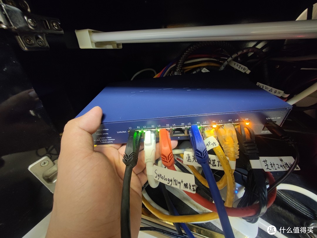 所有的灯都插上了,右边有100万万个橙色灯,