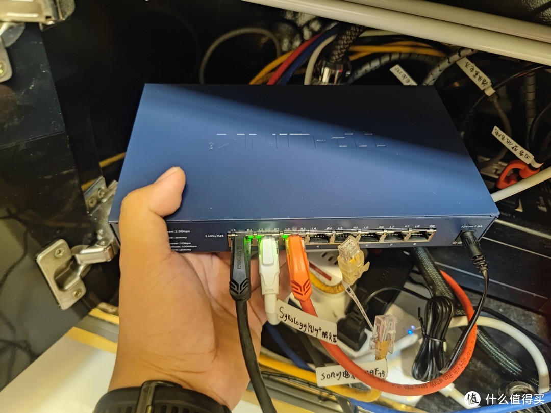 在右边有成千上万的闪亮的绿色灯光,在5G左边的绿色灯光,