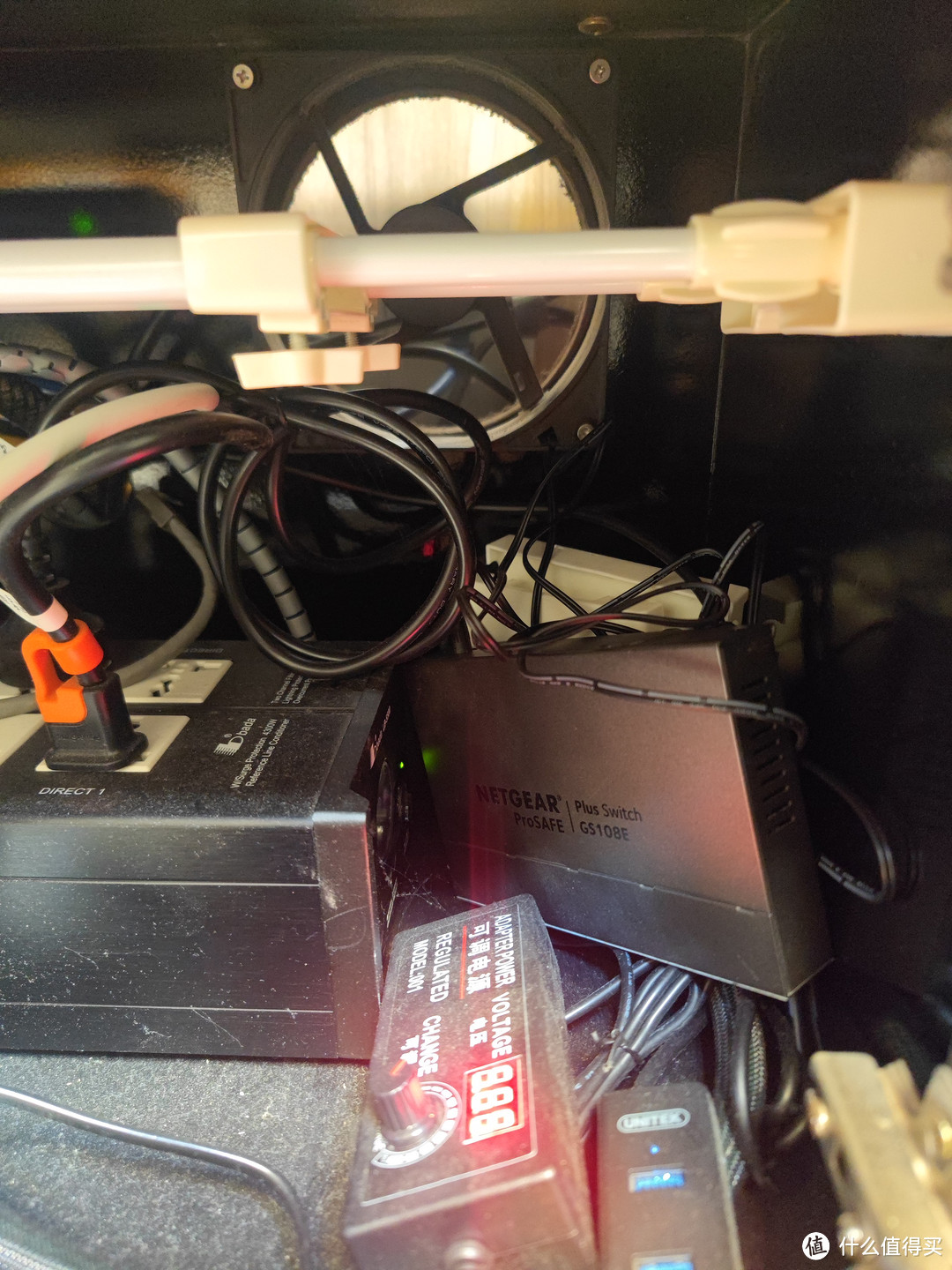 首先,躲在柜子里,退休,打开柜子里一个圆洞,安装一个加热风扇,并制造一个电压源来加速风扇