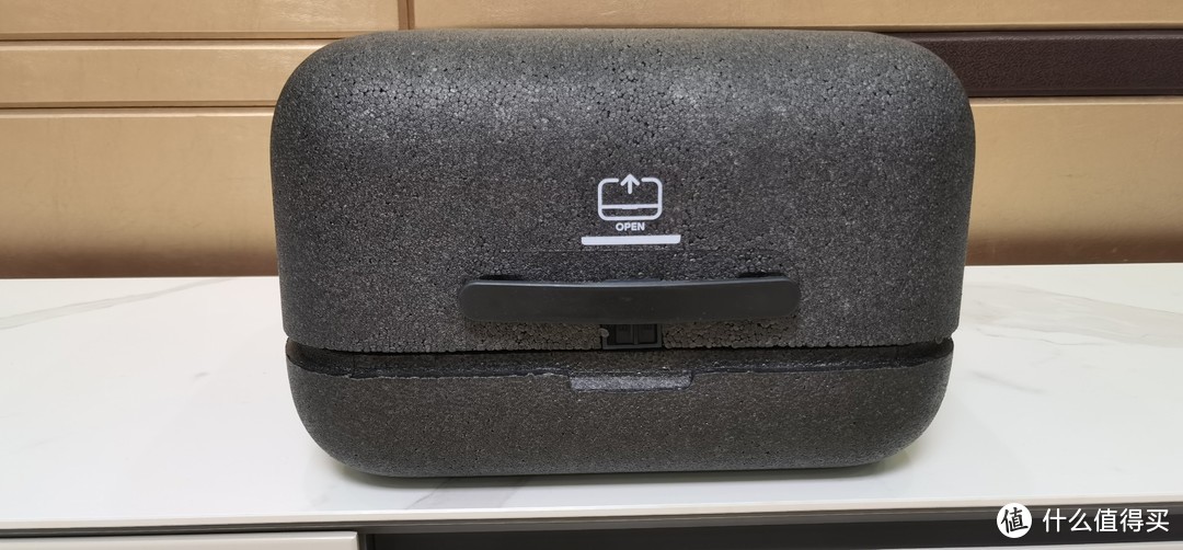 把它放在桌子上,找到足够大的