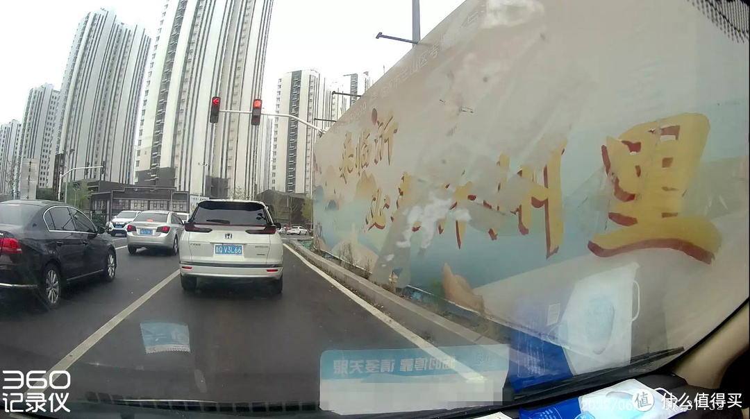 在录像带被提取后,录像带在电脑上被切断后,我的车的前部外面有厚的尘埃,车内有雾和透明胶带留下的大量胶片,如果车的前部正常,实际的拍摄效果会更清晰。