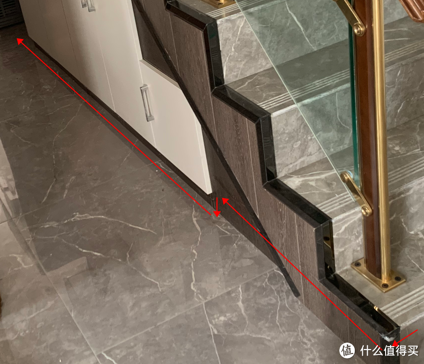 红线的光纤,带有暗色背景和截面,比白色的光纤更可见