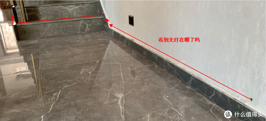 纤维是红色的线,踢腿和白色的背景,几乎看不见,没有躺下