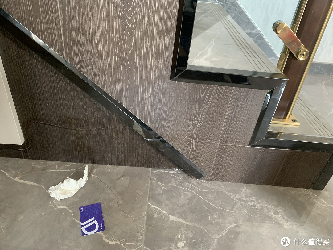 最后,用玻璃胶把它完全包起来,再用纸板去除余额