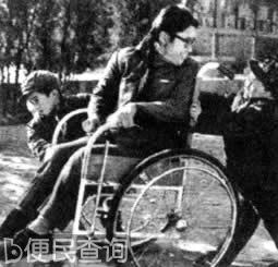 张海迪荣获“优秀共青团员”称号