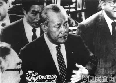 日本洛克希德贿赂案败露,前首相田中角荣被判刑