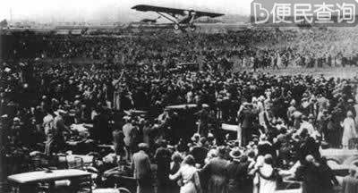 查尔斯·林白独自飞过大西洋