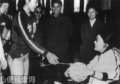 张海迪荣获“优秀共青团员”称号