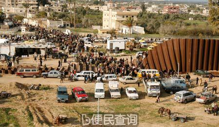 加沙地带和埃及之间的边境墙被蒙面武装分子炸开