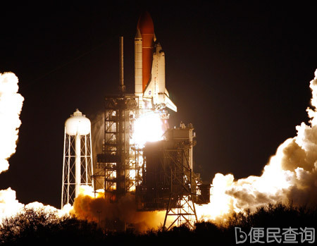 美国“奋进”号航天飞机从肯尼迪航天中心点火升空