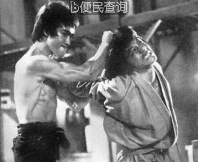 著名影视明星成龙出生于香港