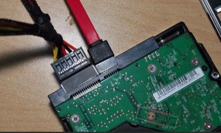 重新插入硬盘连接或将硬盘从另一台机器上断开用于测试的硬盘驱动器.