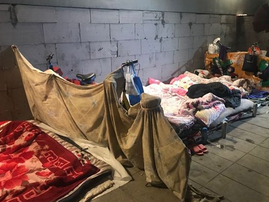 不过绝大多数毕业生还不至于沦落到"住桥洞".